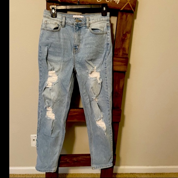 A5 - 258 NWOT Cello High rise distressed mom jeans size 5 - Picture 6 of 15